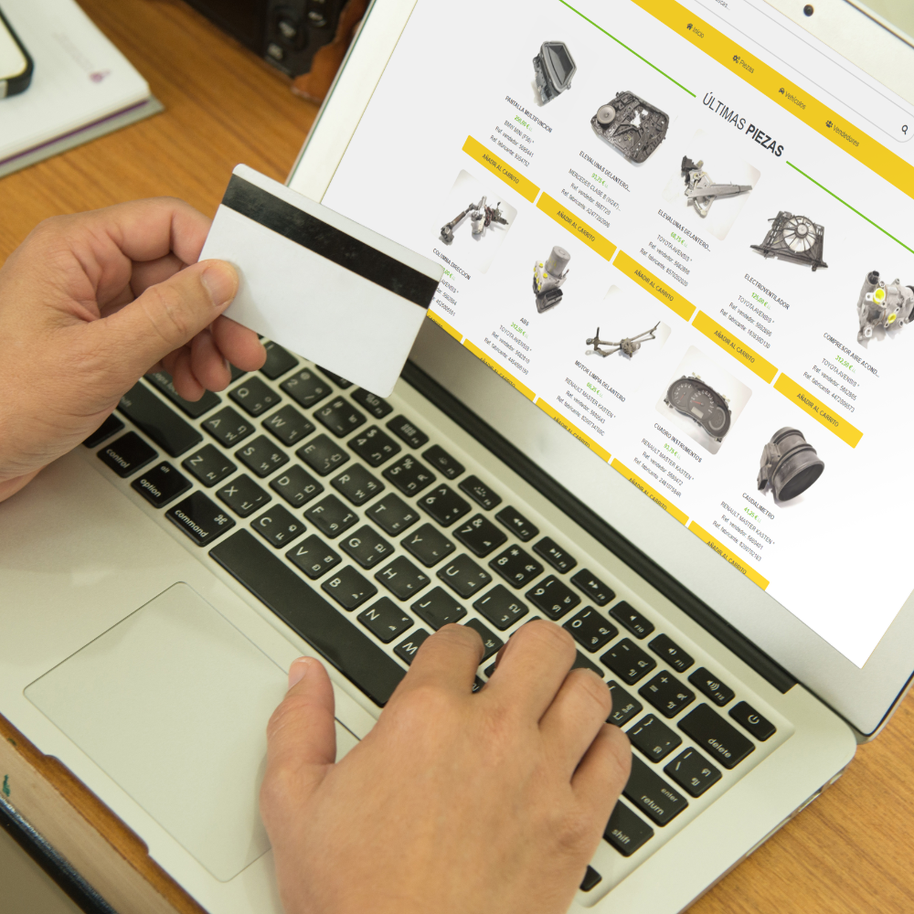 Persona comprando en un marketplace de piezas recicladas