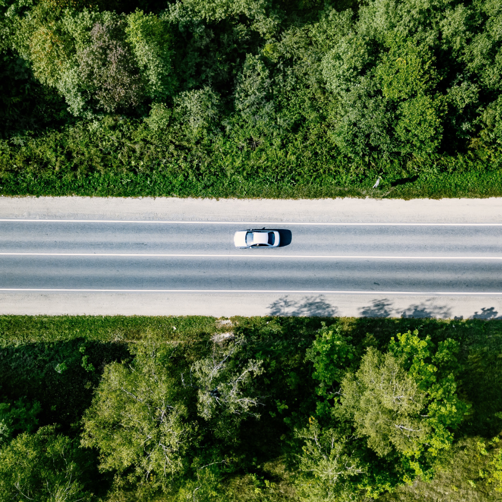 Vehículo circulando por una carretera